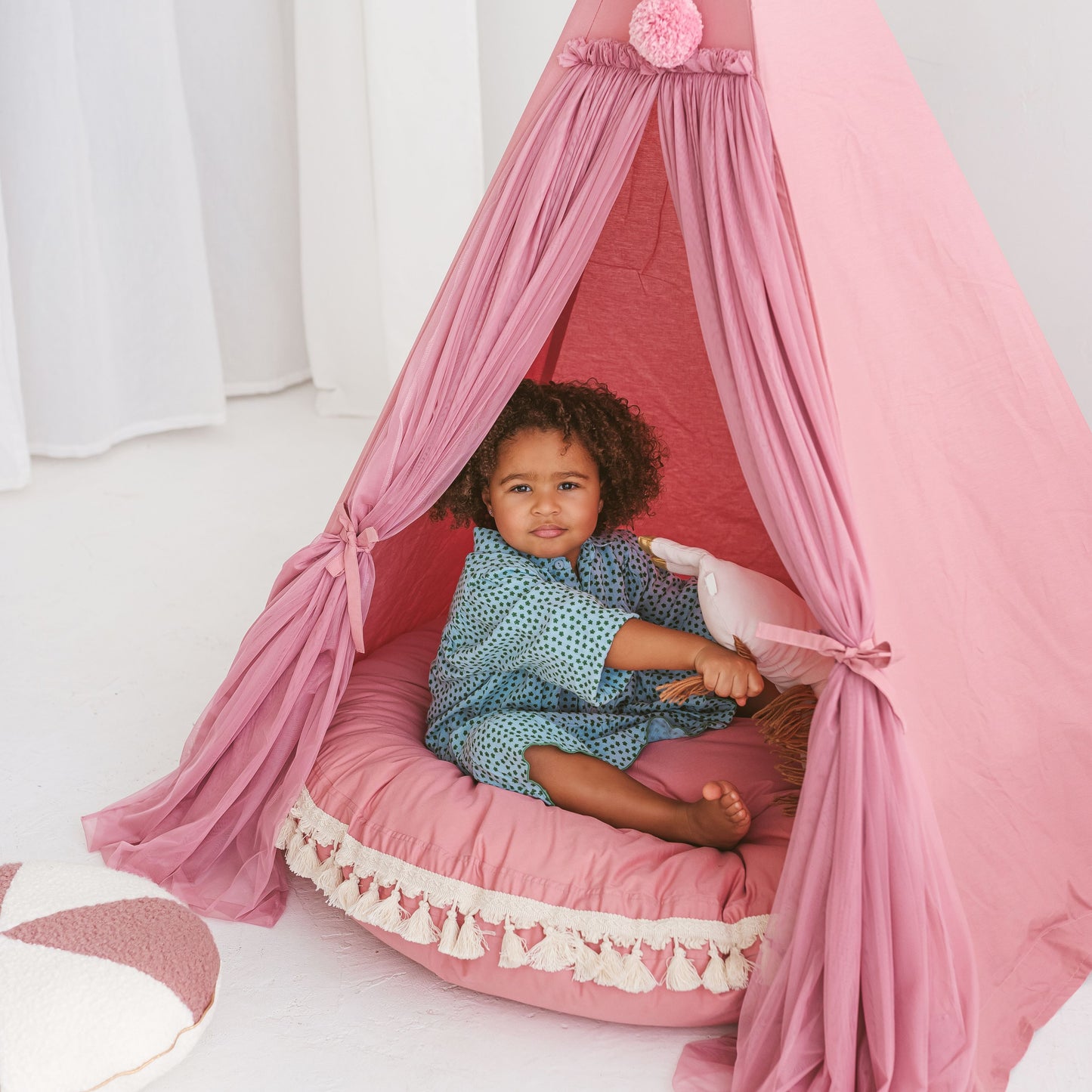MINICAMP – Cuscino da pavimento grande con nappine colore rosa