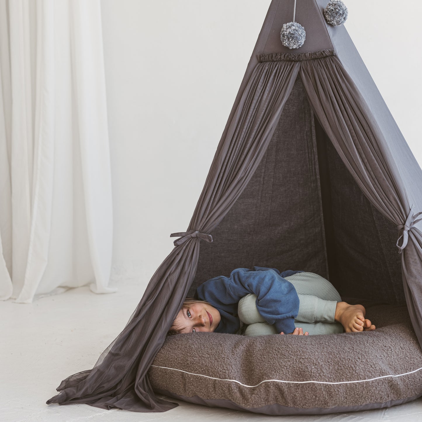 MINICAMP – Cuscino da Pavimento in Bouclé Grigio per Bambini