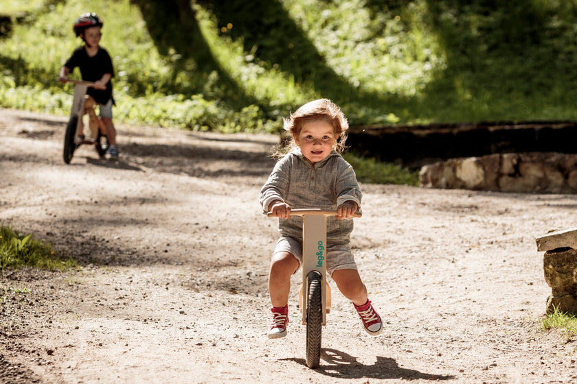 Il piacere del movimento all’aria aperta: dai cavalcabili alla prima bici