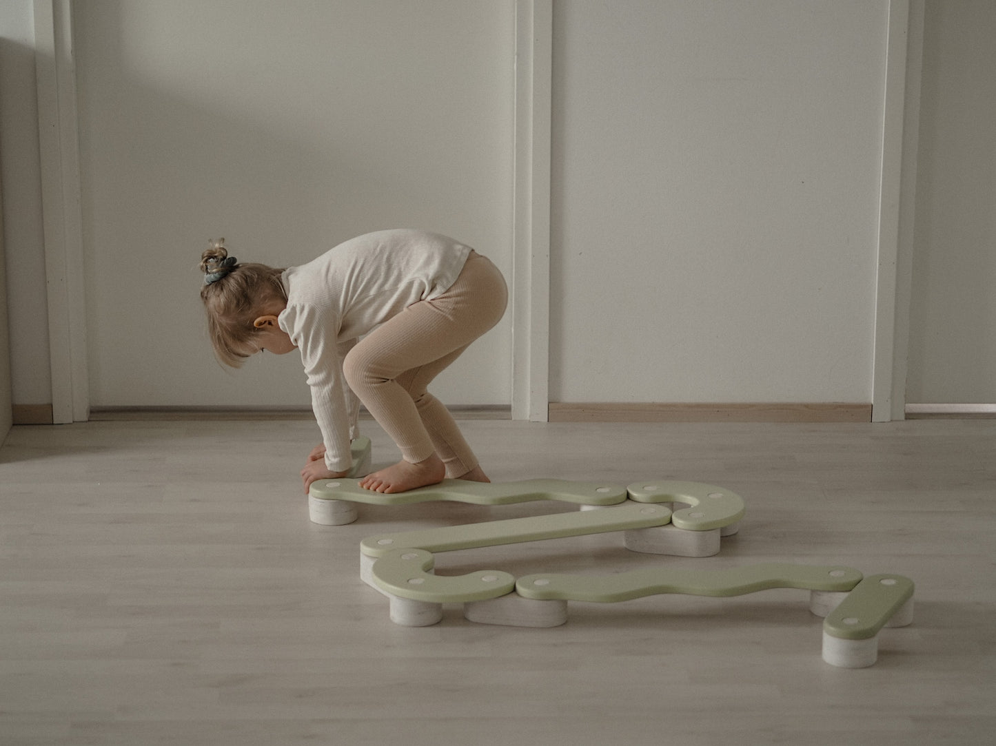Trave di Equilibrio POLKU L – Salvia | Sviluppo Motorio e Gioco Creativo