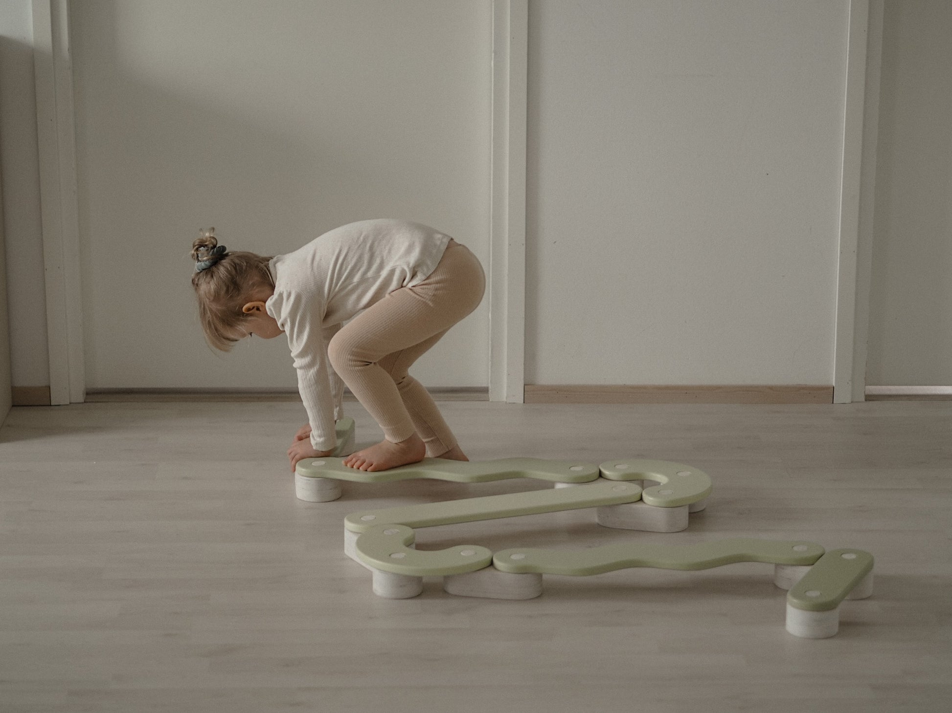 Trave di Equilibrio POLKU L – Salvia | Sviluppo Motorio e Gioco Creativo