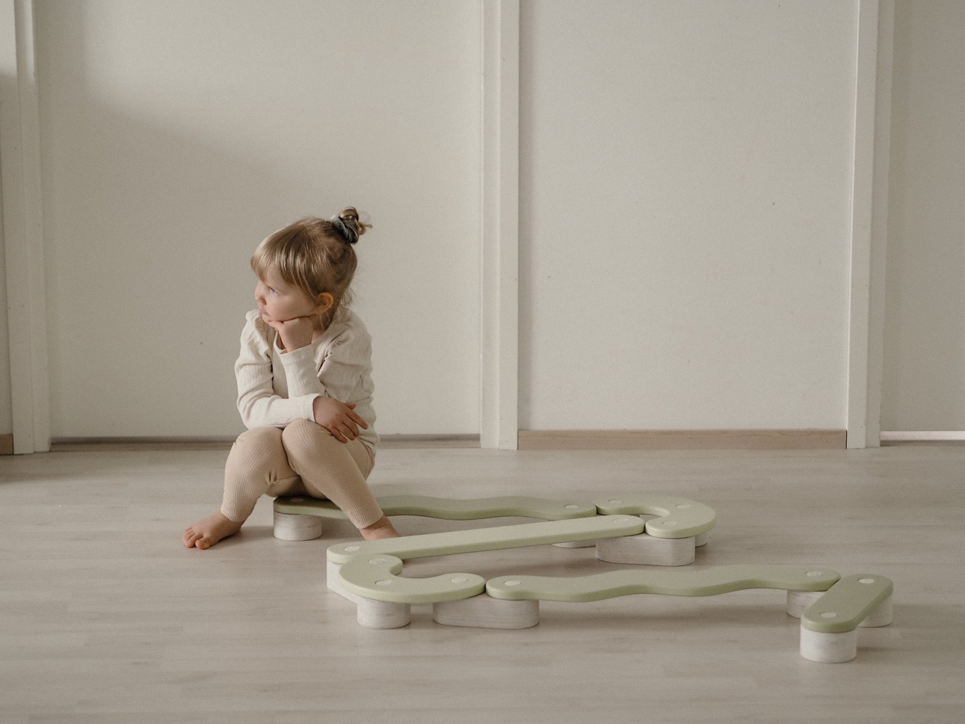 Trave di Equilibrio POLKU L – Salvia | Sviluppo Motorio e Gioco Creativo