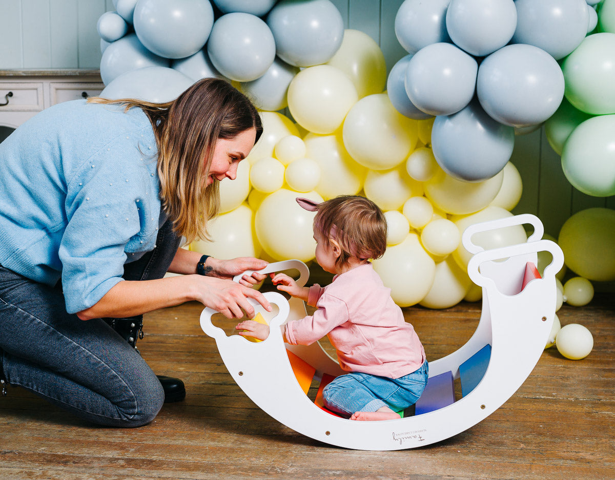 Dondolo Multifunzionale The Swing Rainbow Bianco e Arcobaleno - Gioco Sensoriale e Motorio per Bambini