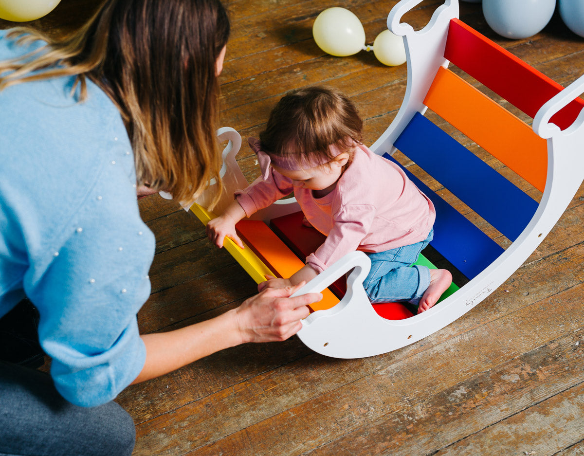 Dondolo Multifunzionale The Swing Rainbow Bianco e Arcobaleno - Gioco Sensoriale e Motorio per Bambini