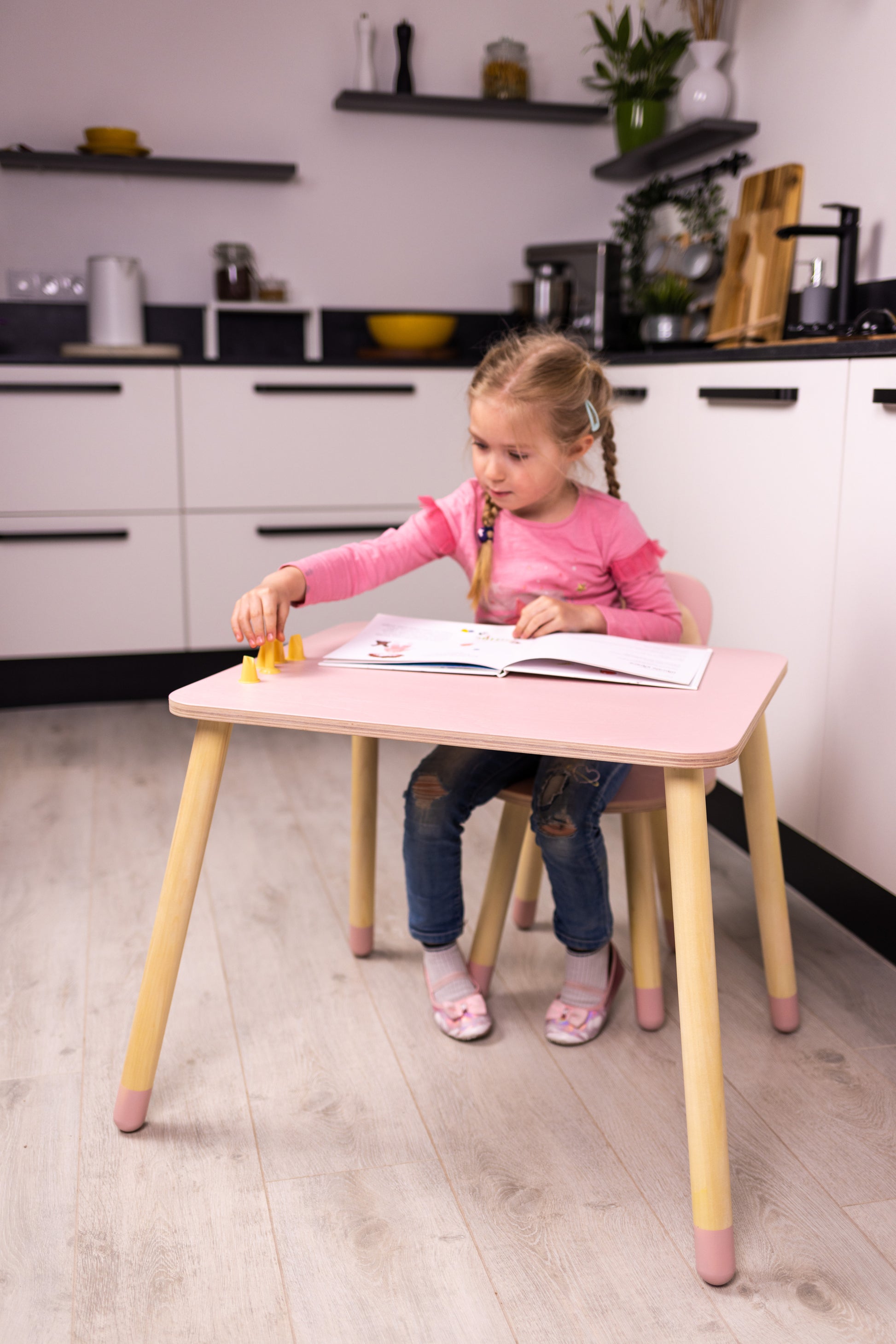 Set Tavolo e Sedia Bunny in Legno Rosa e Legno Naturale - Design Ergonomico per Bambini