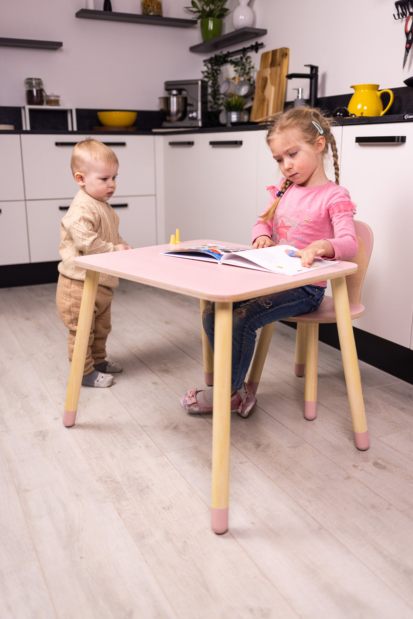 Set Tavolo e Sedia Bunny in Legno Rosa e Legno Naturale - Design Ergonomico per Bambini