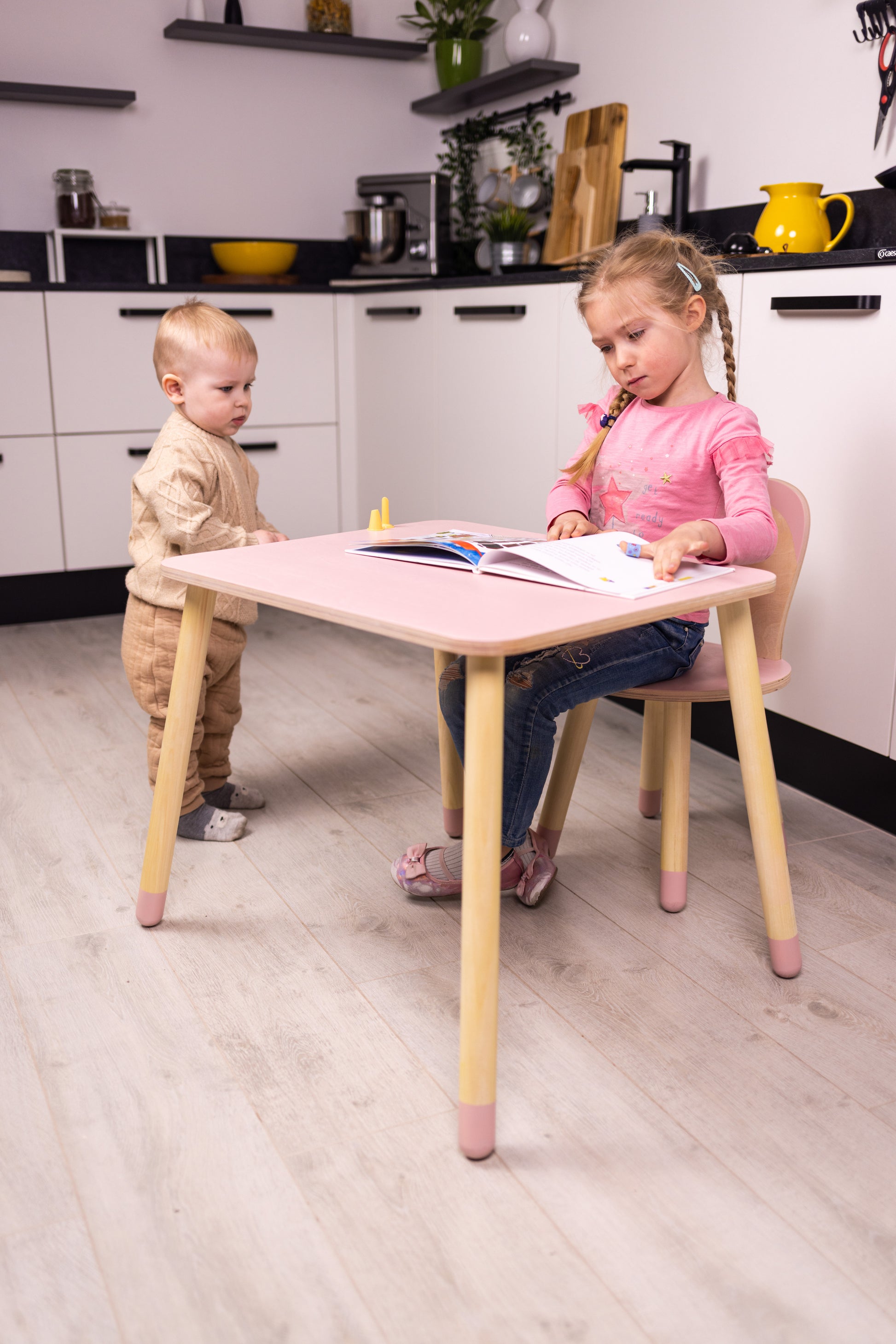 Set Tavolo e Sedia Bunny in Legno Rosa e Legno Naturale - Design Ergonomico per Bambini