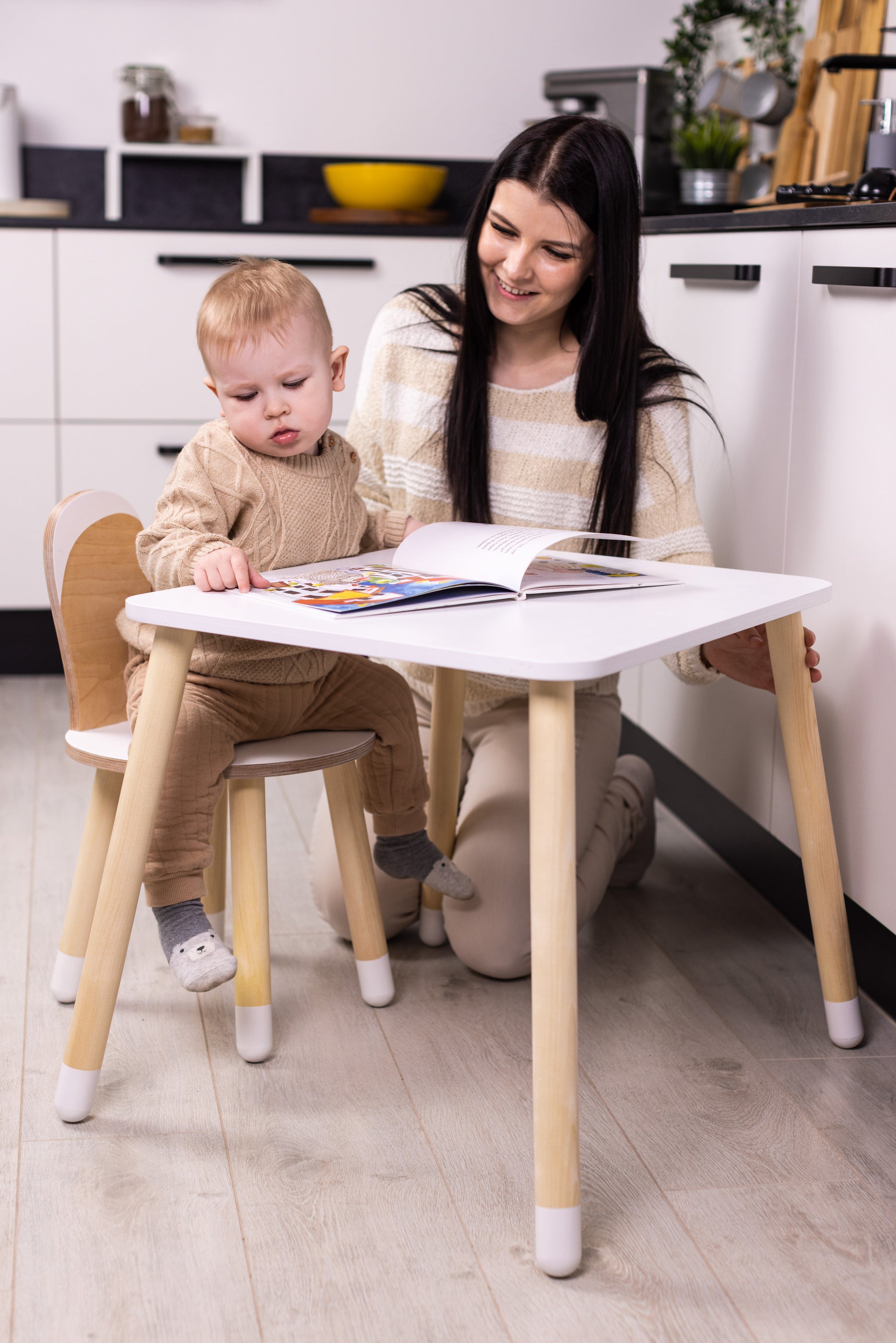 Set Tavolo e Sedia Bunny in Legno Bianco e Legno Naturale - Design Ergonomico per Bambini