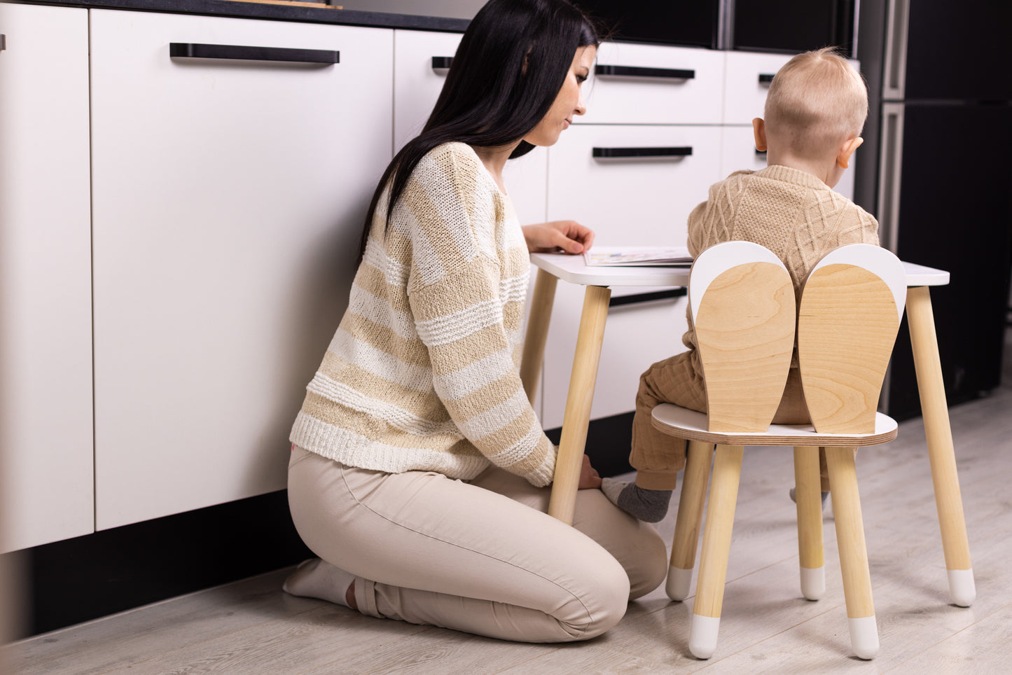 Set Tavolo e Sedia Bunny in Legno Bianco e Legno Naturale - Design Ergonomico per Bambini