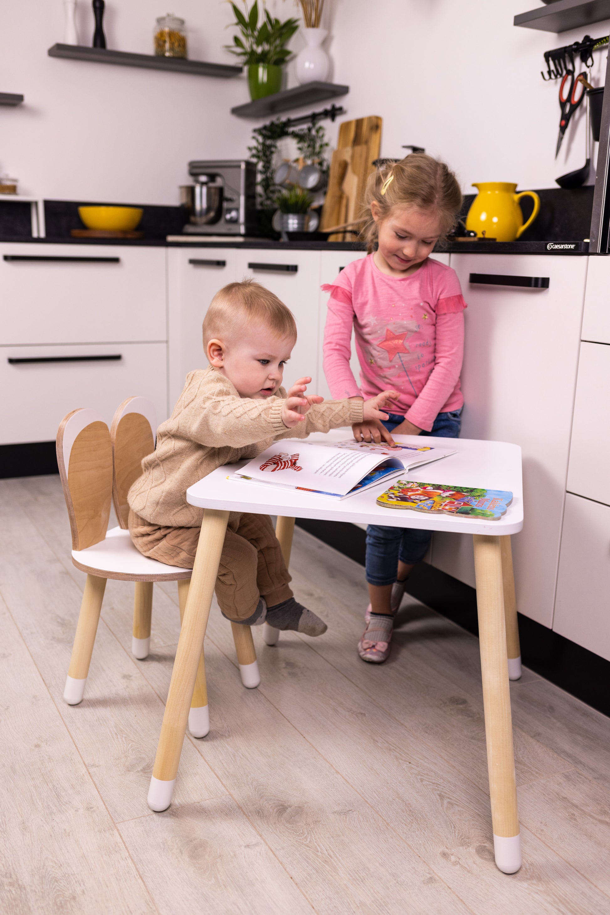 Set Tavolo e Sedia Bunny in Legno Bianco e Legno Naturale - Design Ergonomico per Bambini