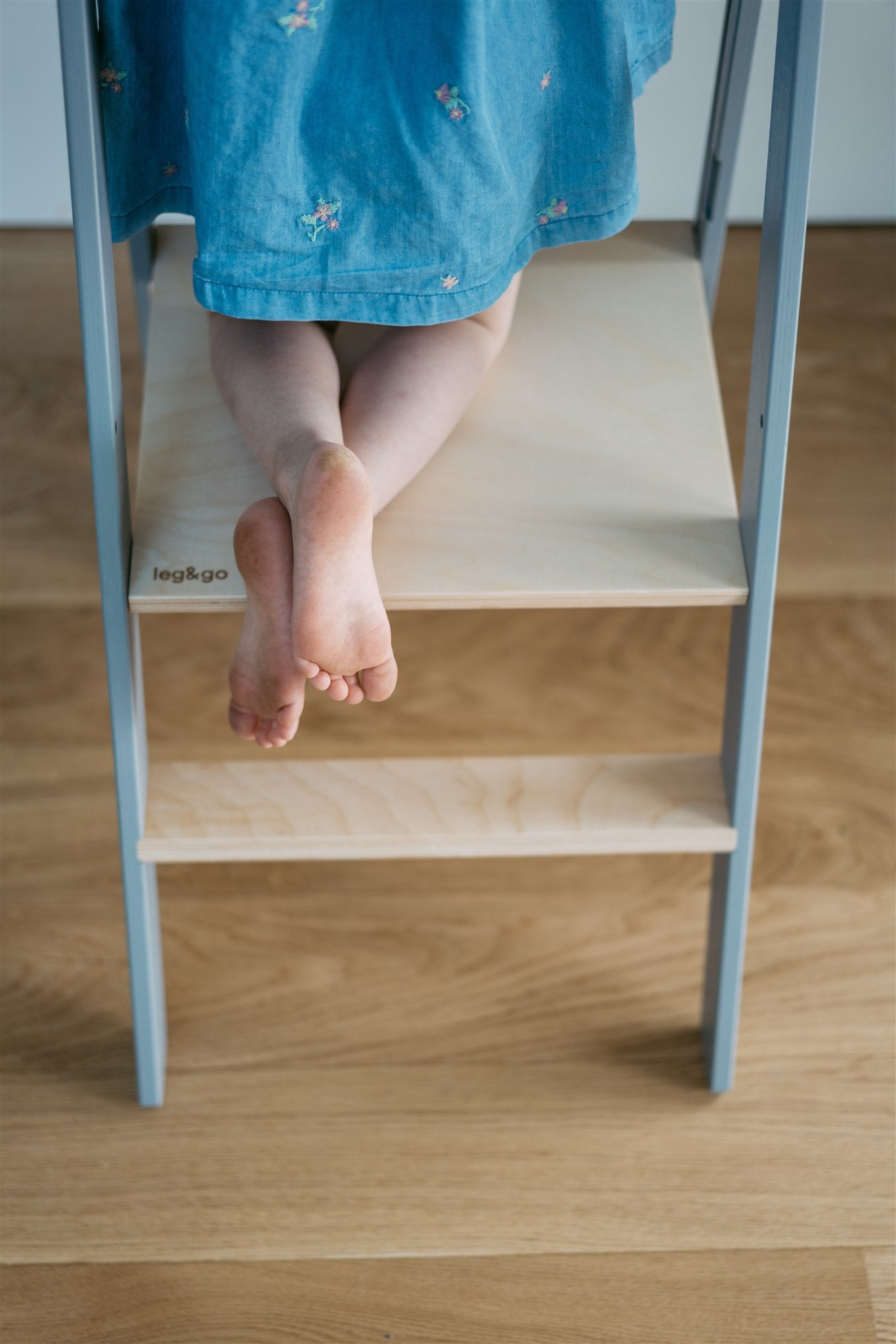 Torre di Apprendimento Montessori Pieghevole con Sbarre Rimovibili leg&go - Grigio e Legno Naturale