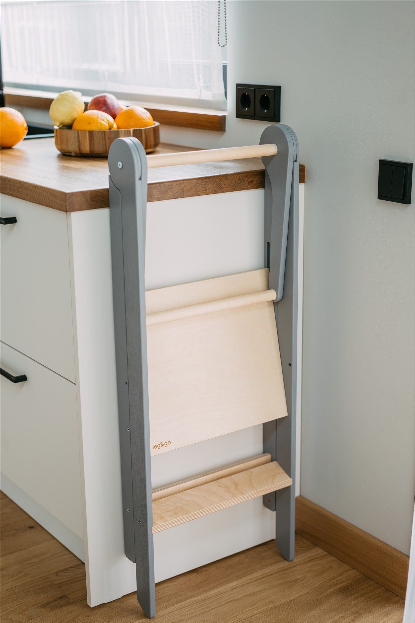 Torre di Apprendimento Montessori Pieghevole con Sbarre Rimovibili leg&go - Grigio e Legno Naturale