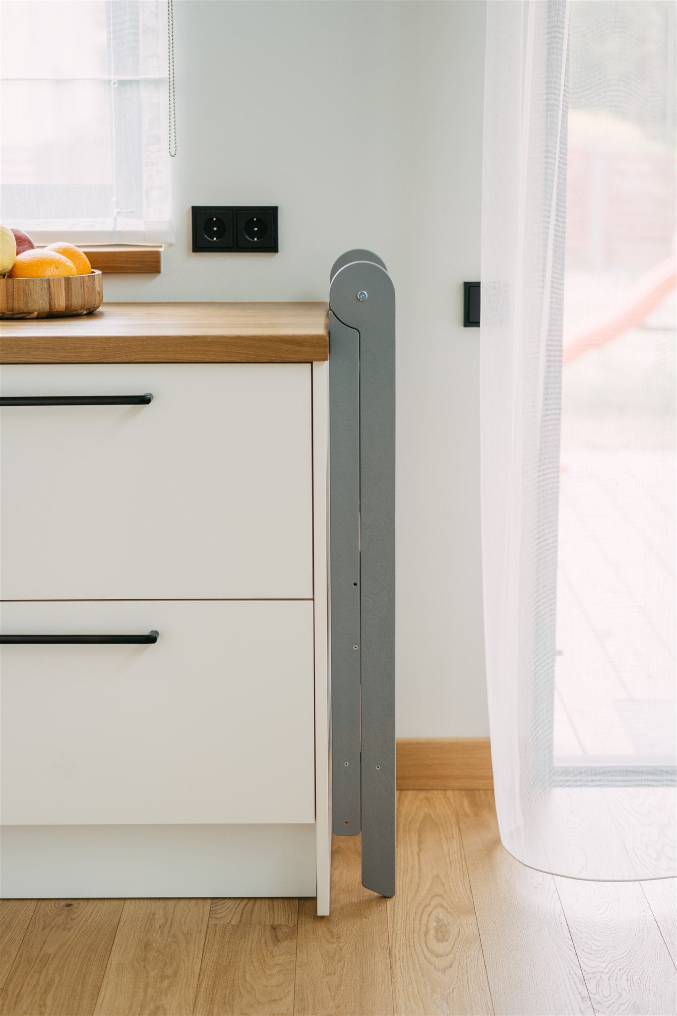 Torre di Apprendimento Montessori Pieghevole con Sbarre Rimovibili leg&go - Grigio e Legno Naturale