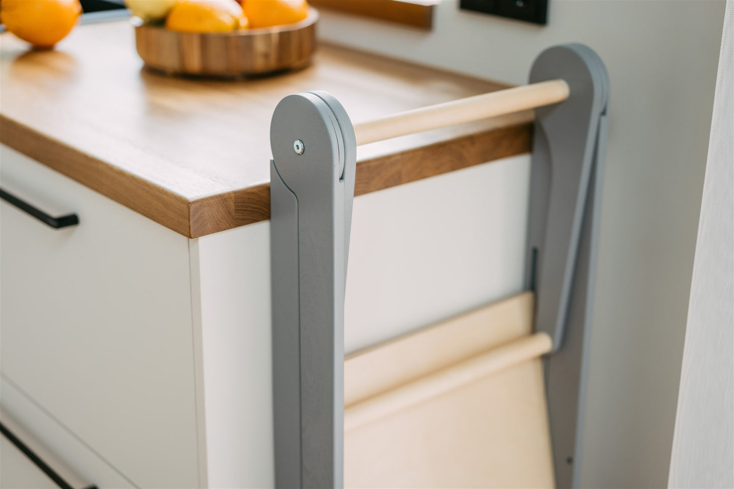 Torre di Apprendimento Montessori Pieghevole con Sbarre Rimovibili leg&go - Grigio e Legno Naturale