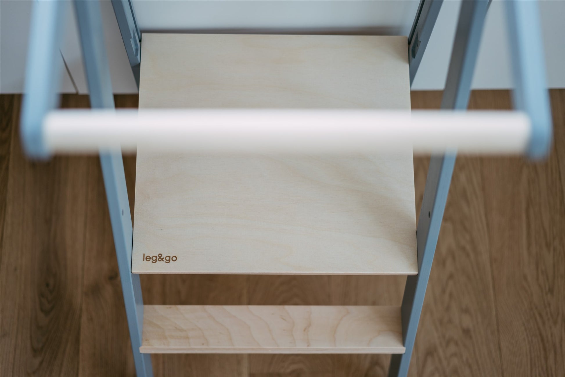 Torre di Apprendimento Montessori Pieghevole con Sbarre Rimovibili leg&go - Grigio e Legno Naturale