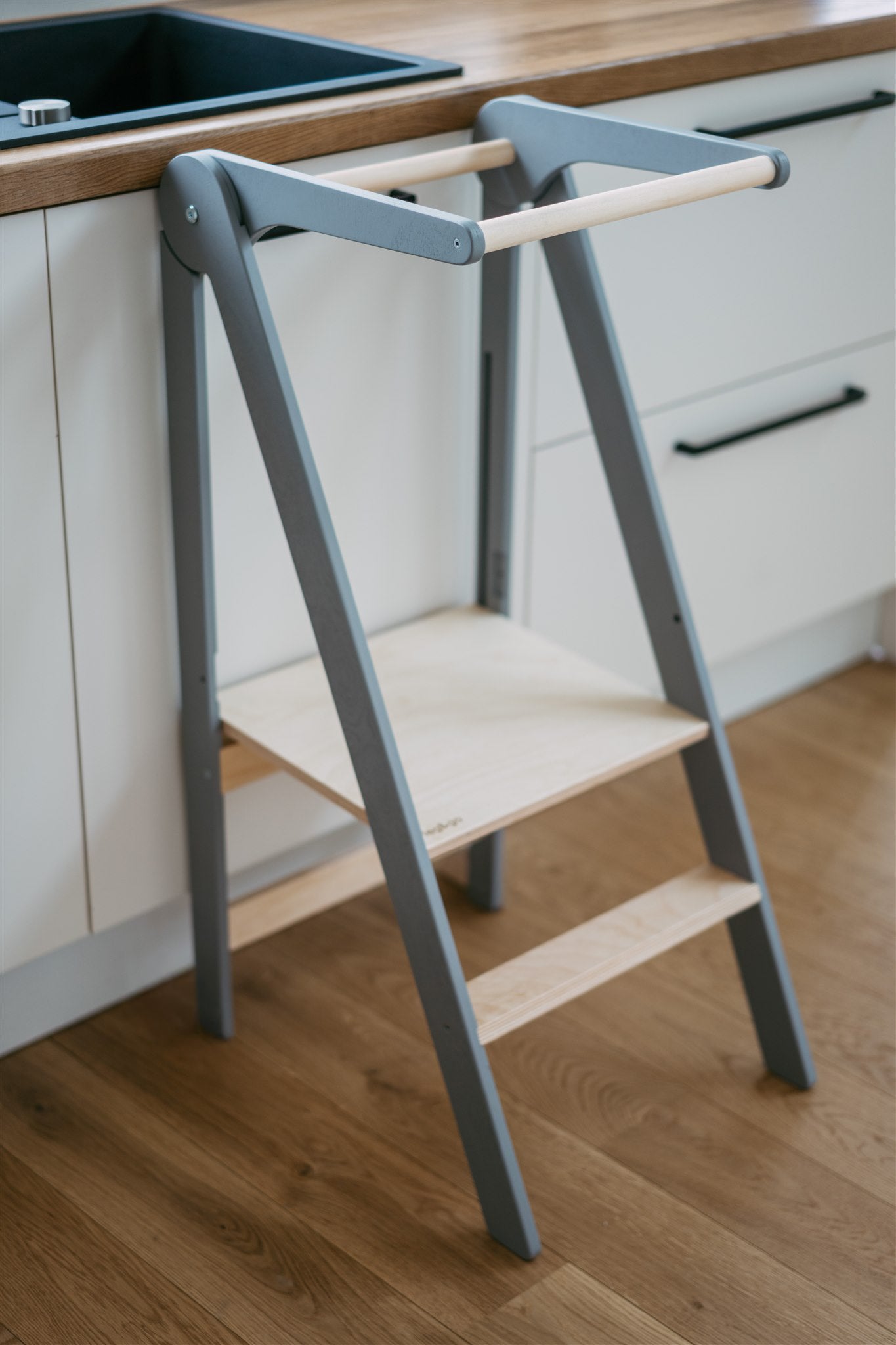 Torre di Apprendimento Montessori Pieghevole con Sbarre Rimovibili leg&go - Grigio e Legno Naturale