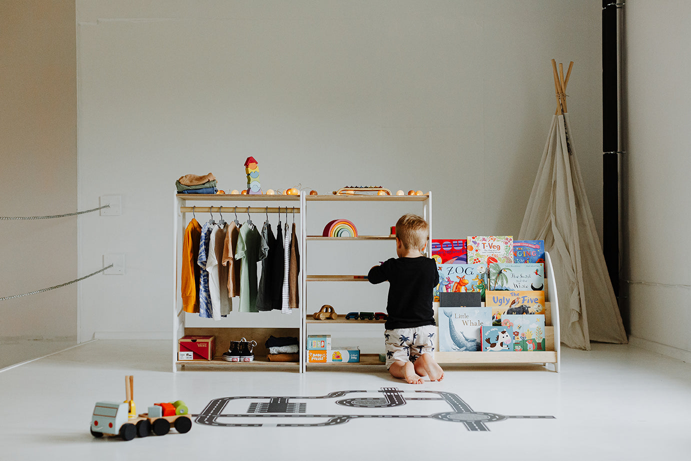 Set di Mobili Montessori Variabile: Appendiabiti + Scaffale per Libri - Bianco