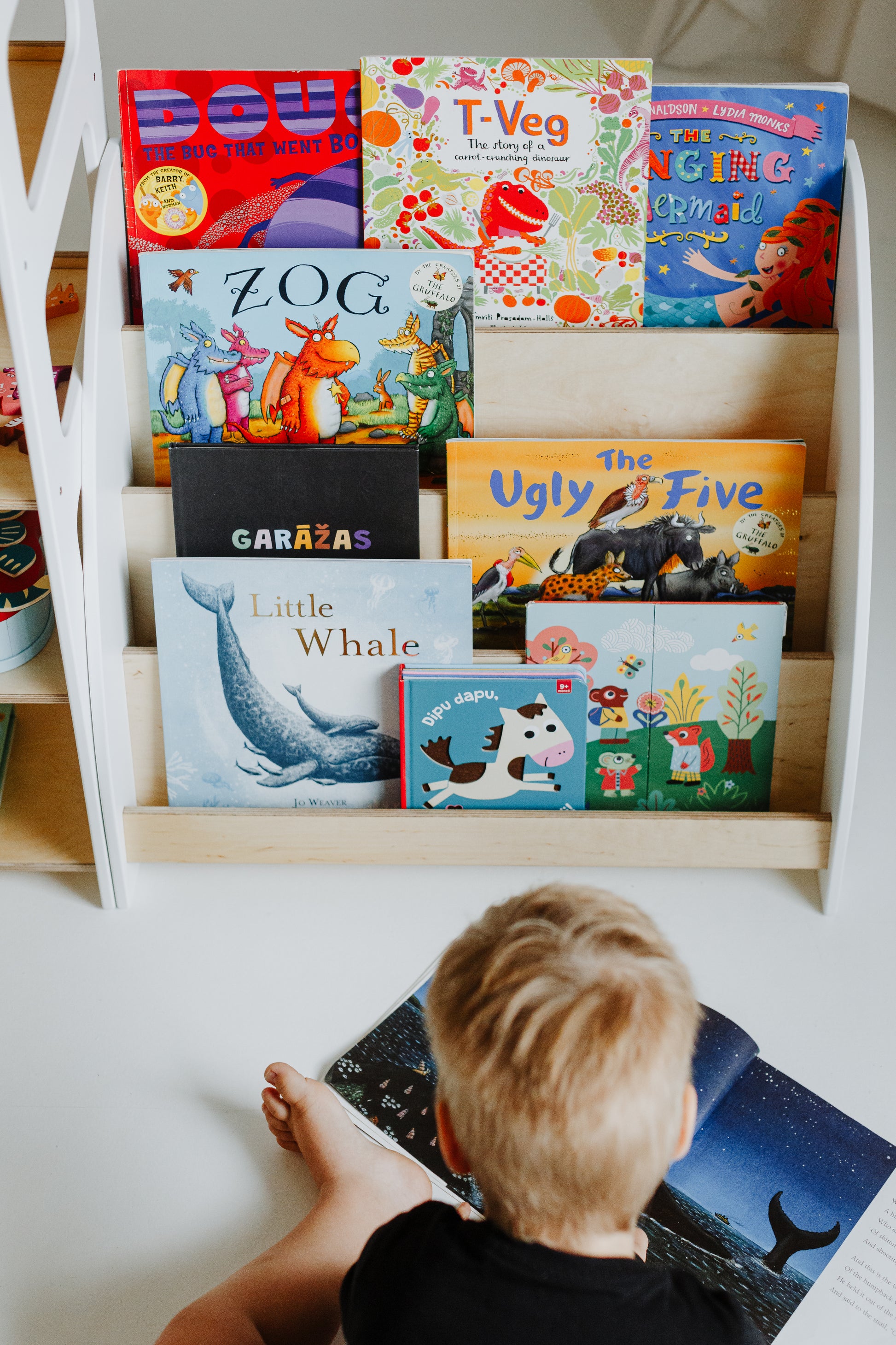 Set di Mobili Montessori Variabile: Appendiabiti + Scaffale per Libri - Bianco