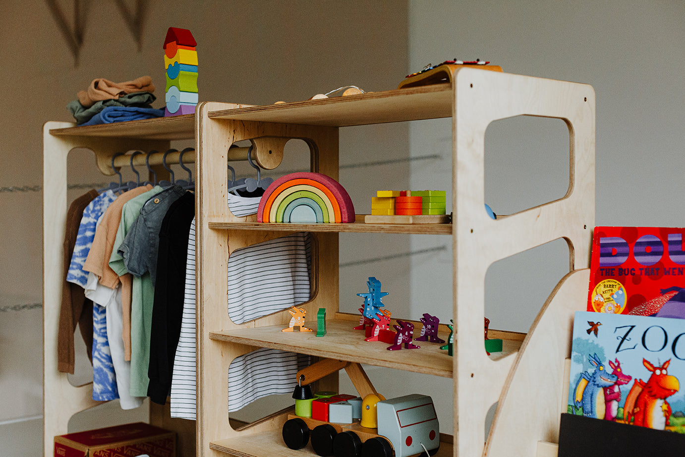Set di Mobili Montessori Variabile: Scaffale per Giocattoli + Appendiabiti - Legno Naturale